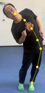 体をしならせている男性